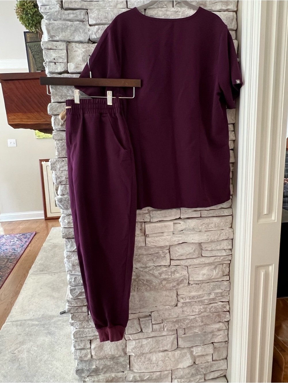 FIGS Technical Collection Top & Jogger Set in Plum XLP - Picture 4 of 11